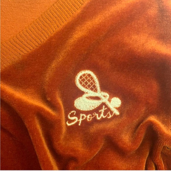 TRUE VINTAGE. Burnt orange velour sweater with embroidered “Sports” - Picture 2 of 4